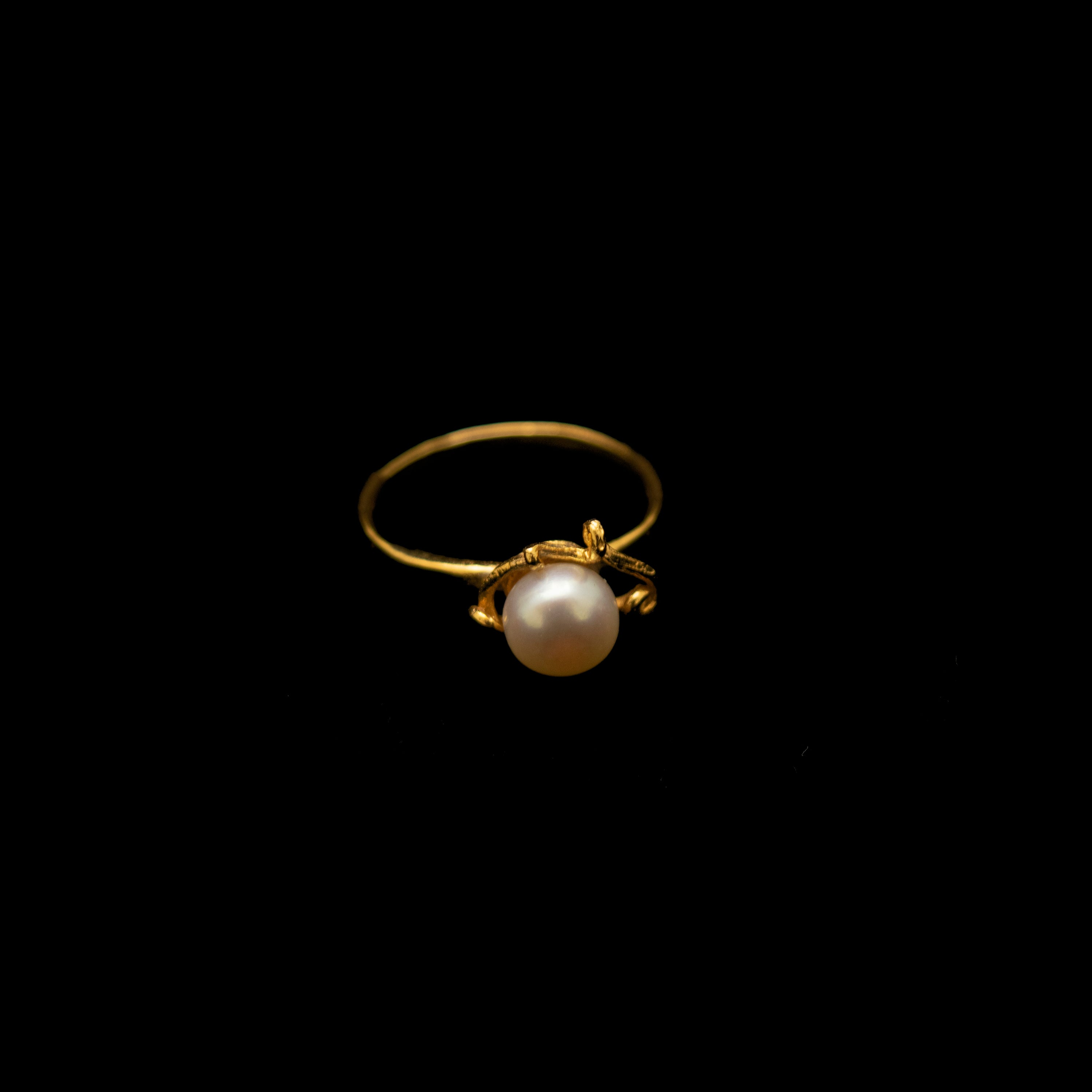 Fine Pea Pod Single Pearl Ring